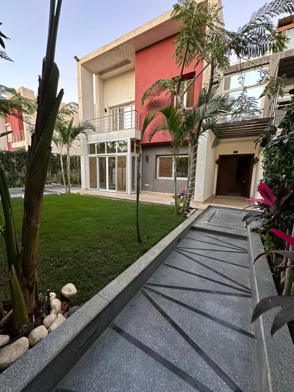 فيلا في مدينتي 265 م2 للبيع كاش بحري على منطقة مطاعم تشطيب خاص 20,000,000 ج 